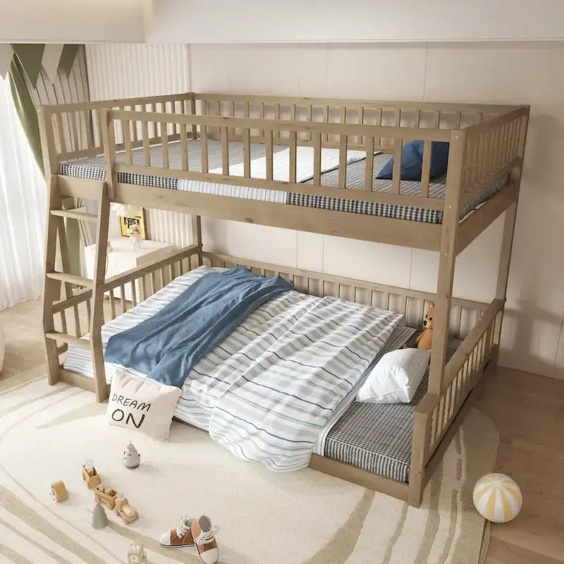 Lit superposé Queen avec échelle et garde-corps, matelas Full XL en haut et Queen en bas