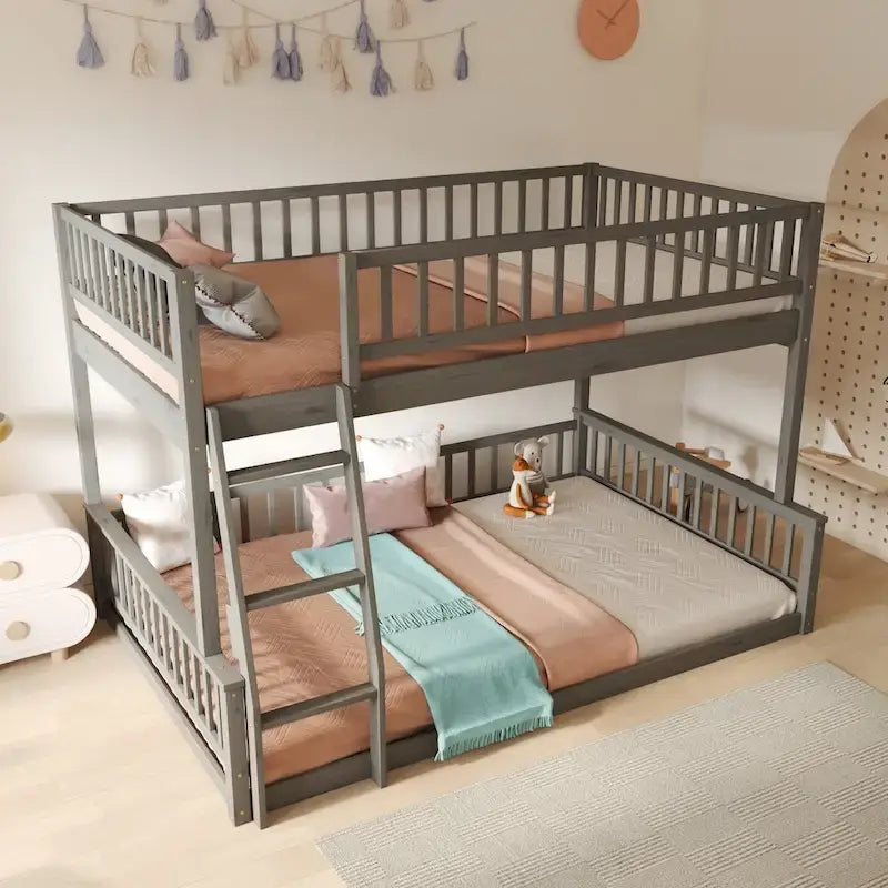 Lit superposé Queen avec échelle et garde-corps, matelas Full XL en haut et Queen en bas