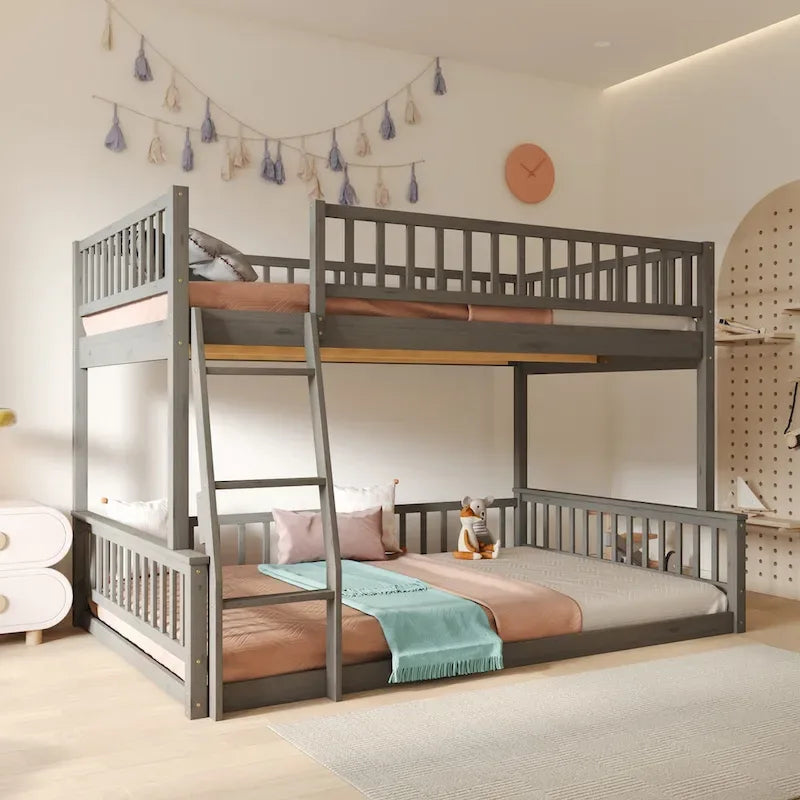 Lit superposé Queen avec échelle et garde-corps, matelas Full XL en haut et Queen en bas