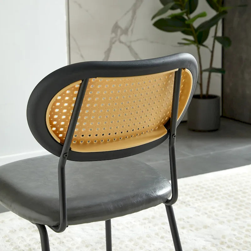 Chaise de salle à manger moderne simple en cuir avec tuyau en métal et dossier en PP
