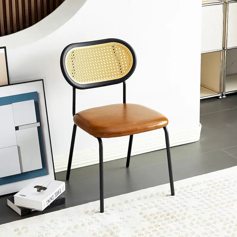 Chaise de salle à manger moderne simple en cuir avec tuyau en métal et dossier en PP
