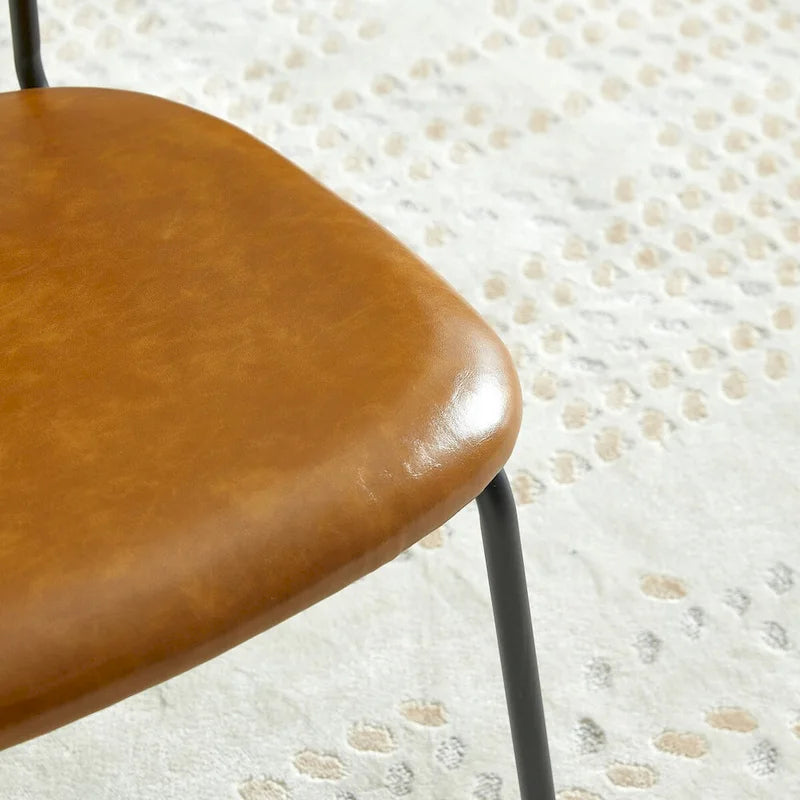 Chaise de salle à manger moderne simple en cuir avec tuyau en métal et dossier en PP